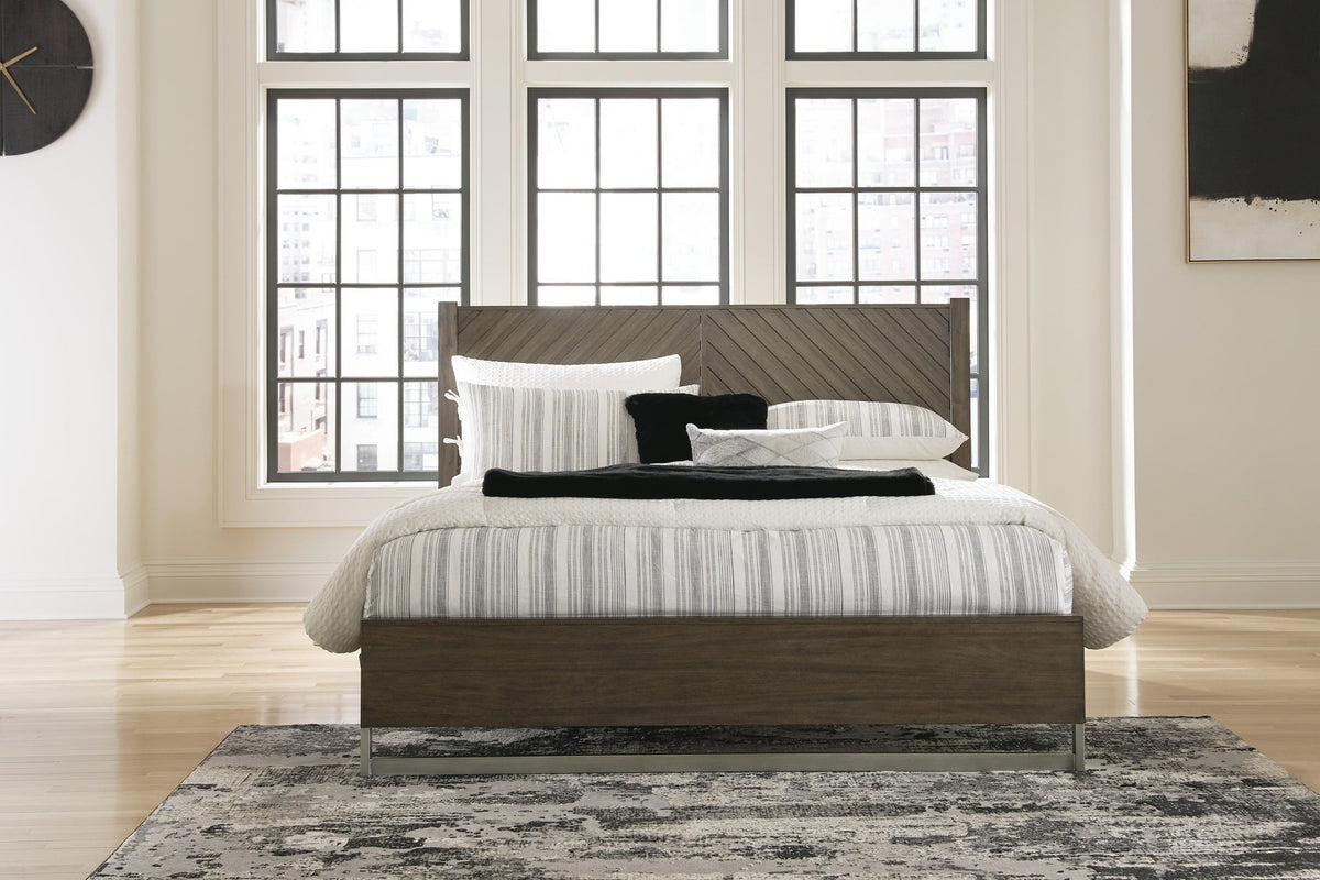 Arkenton King Panel Bed with Mirrored Dresser